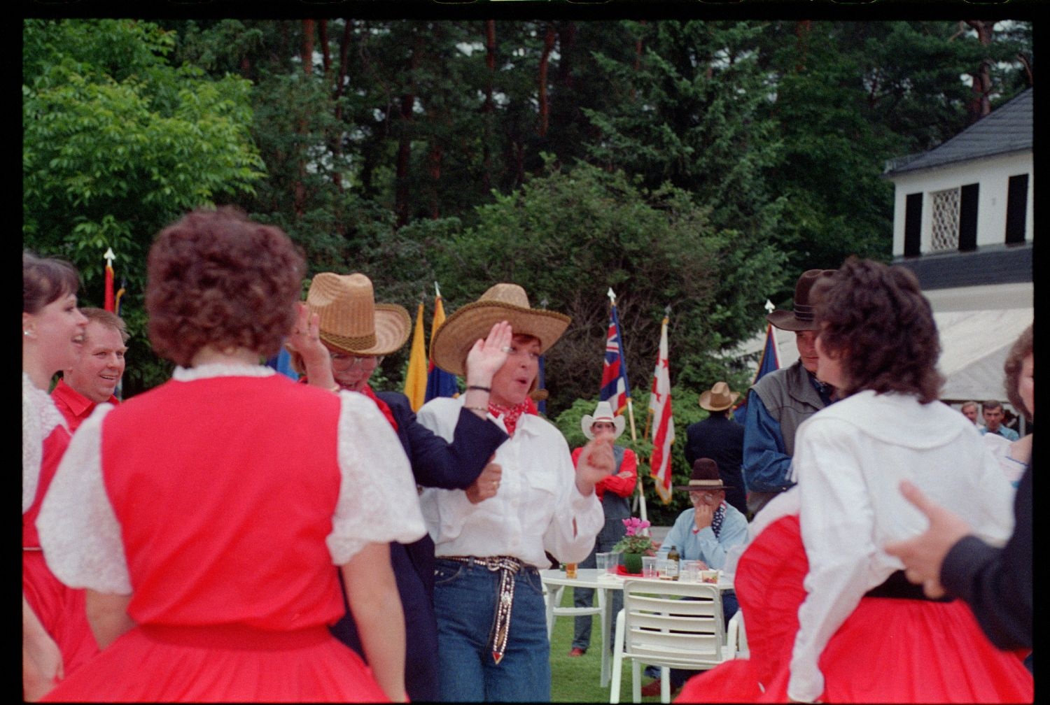 Fotografie: Barbecue bei Major General Walter Yates, Commander U.S. Army Berlin, in Berlin-Dahlem