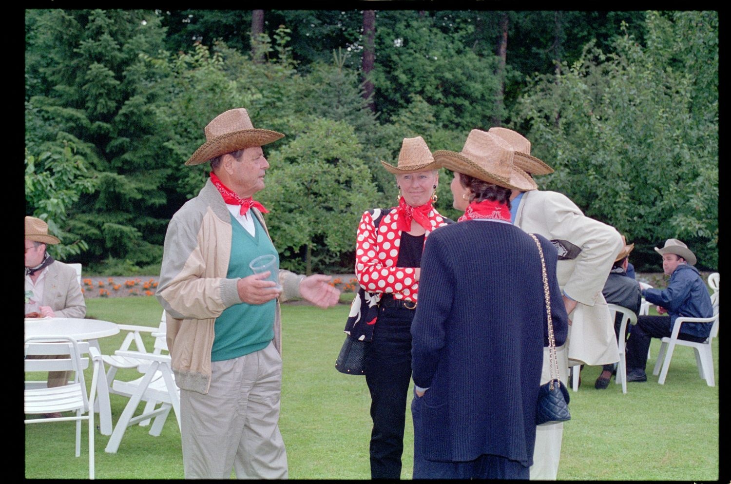 Fotografie: Barbecue bei Major General Walter Yates, Commander U.S. Army Berlin, in Berlin-Dahlem