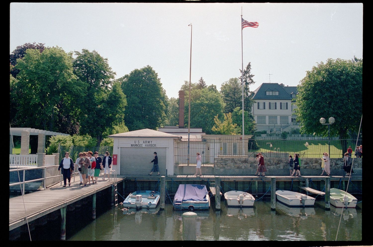 Fotografie: "Allied Wives Meeting", Wannsee Recreation Center in Berlin-Wannsee