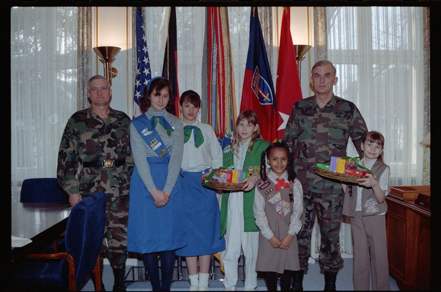 Fotografie: Besuch der Girl Scouts in den Lucius D. Clay Headquarters in Berlin-Dahlem