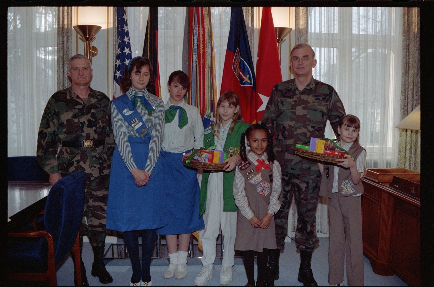 Fotografie: Besuch der Girl Scouts in den Lucius D. Clay Headquarters in Berlin-Dahlem