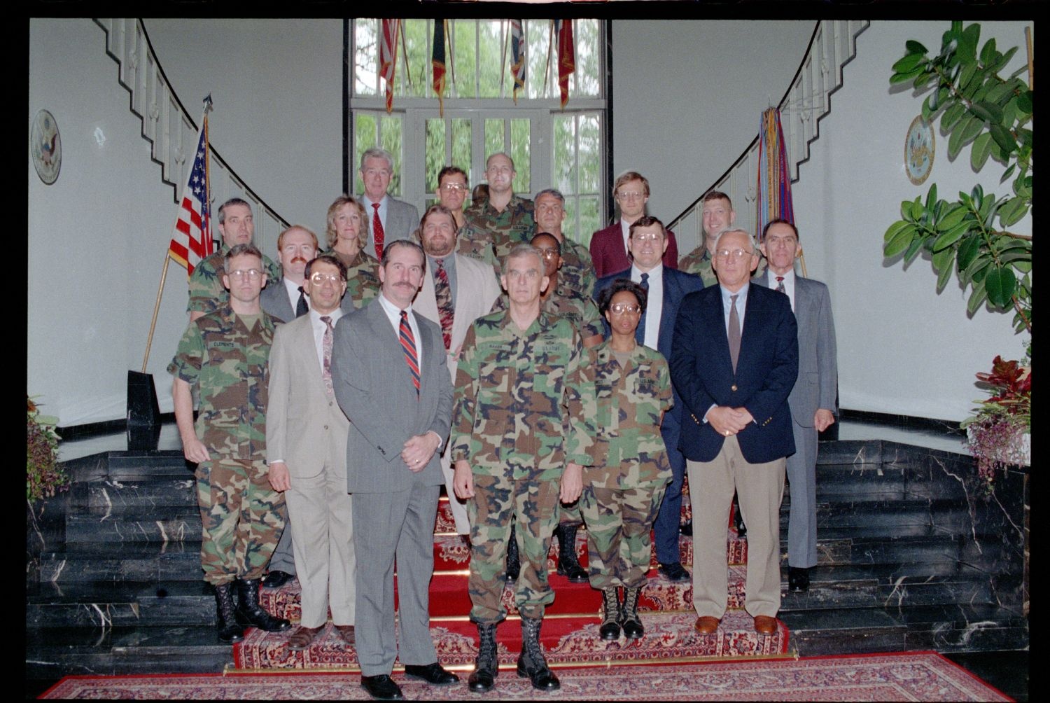 Fotografie: Personal der U.S. Army Berlin beim Gruppenfoto mit Colonel Alfred W. Baker in den Lucius D. Clay Headquarters in Berlin-Dahlem