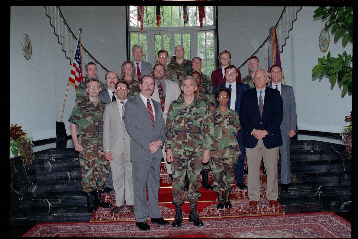 Fotografie: Personal der U.S. Army Berlin beim Gruppenfoto mit Colonel Alfred W. Baker in den Lucius D. Clay Headquarters in Berlin-Dahlem