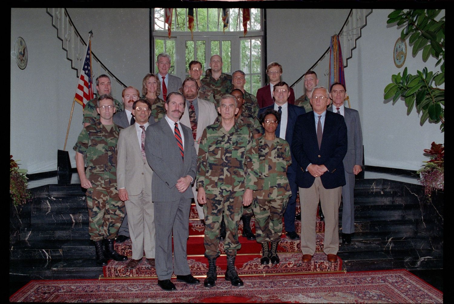 Fotografie: Personal der U.S. Army Berlin beim Gruppenfoto mit Colonel Alfred W. Baker in den Lucius D. Clay Headquarters in Berlin-Dahlem