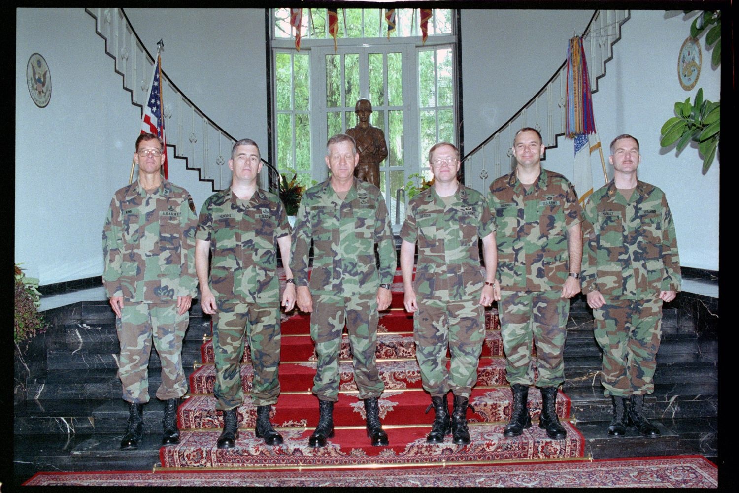 Fotografie: Gruppenfoto mit Colonel Jimmy Banks, Commander Berlin Brigade, in den Lucius D. Clay Headquarters in Berlin-Dahlem