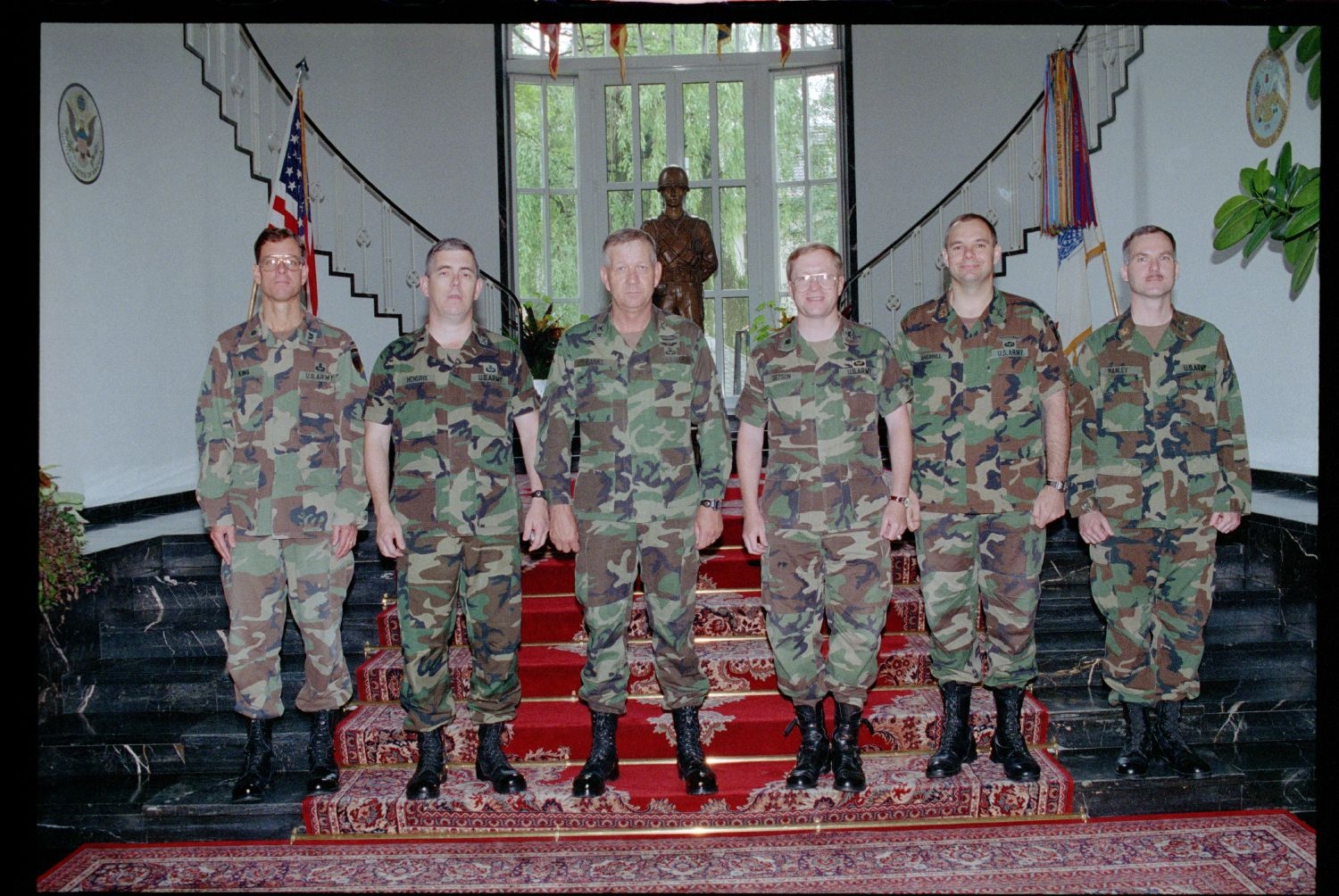 Fotografie: Gruppenfoto mit Colonel Jimmy Banks, Commander Berlin Brigade, in den Lucius D. Clay Headquarters in Berlin-Dahlem