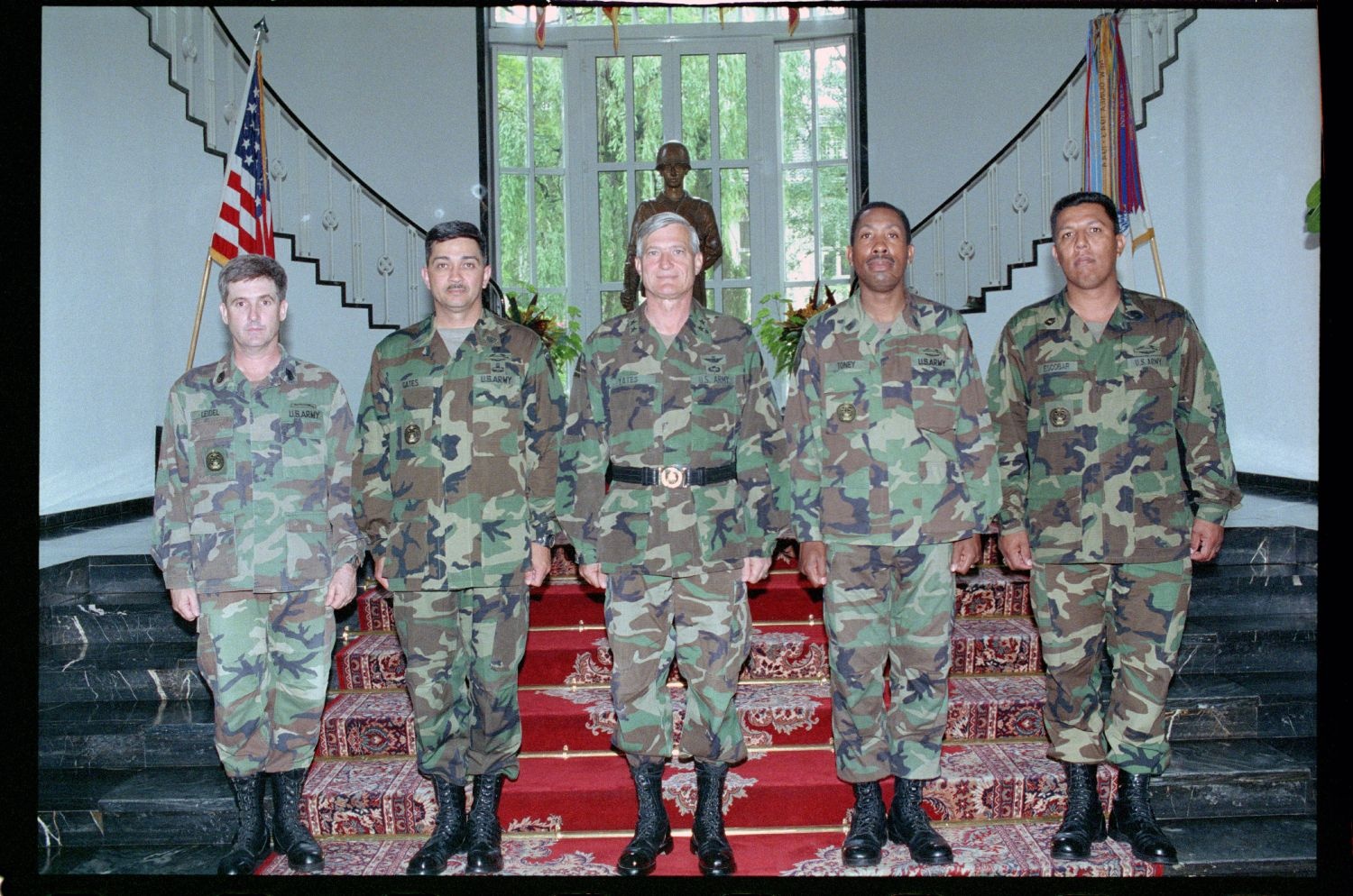 Fotografie: Gruppenfoto mit Major General Walter Yates in den Lucius D. Clay Headquarters in Berlin-Dahlem