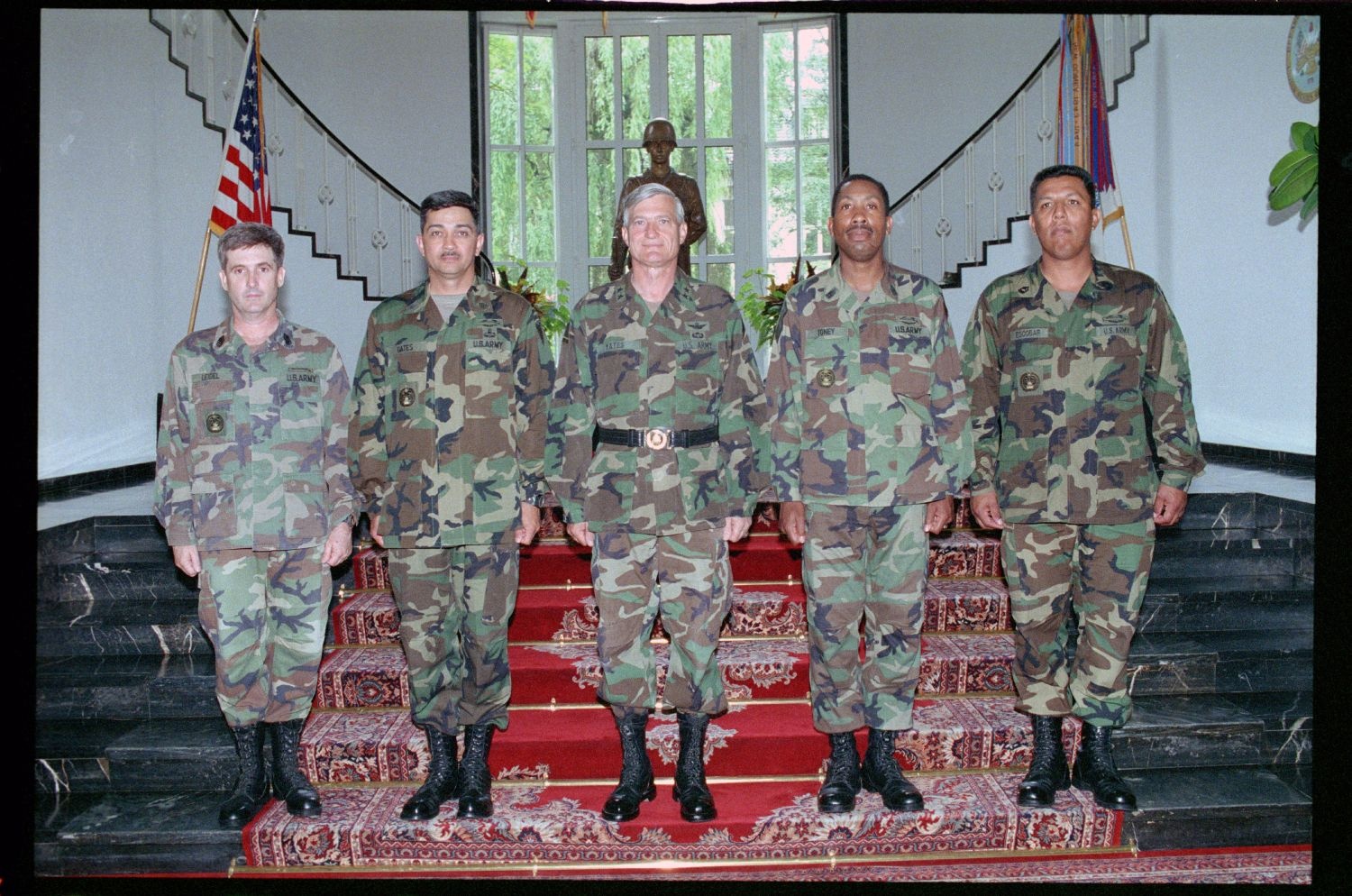 Fotografie: Gruppenfoto mit Major General Walter Yates in den Lucius D. Clay Headquarters in Berlin-Dahlem