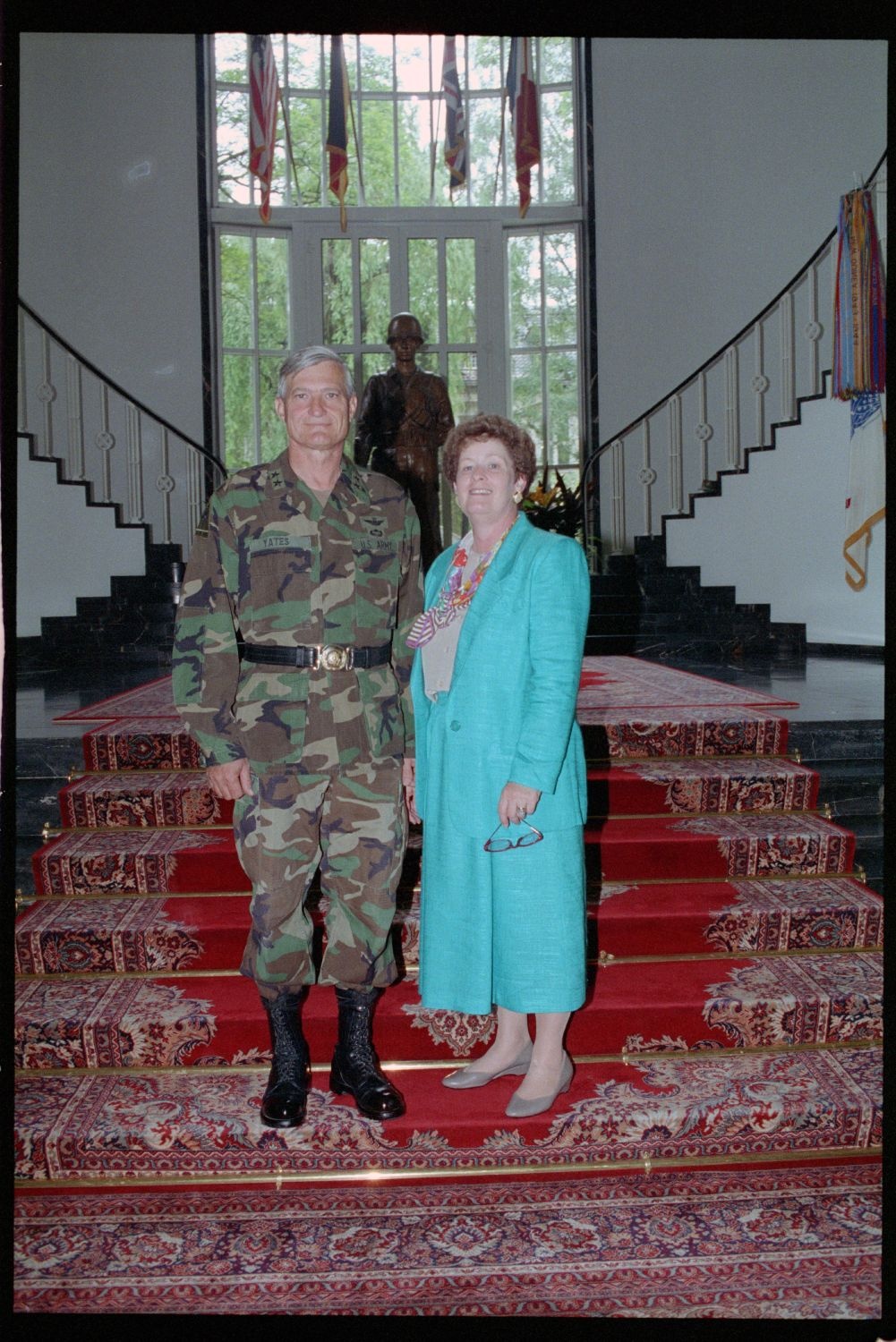 Fotografie: Major General Walter Yates und Ehefrau in den Lucius D. Clay Headquarters in Berlin-Dahlem