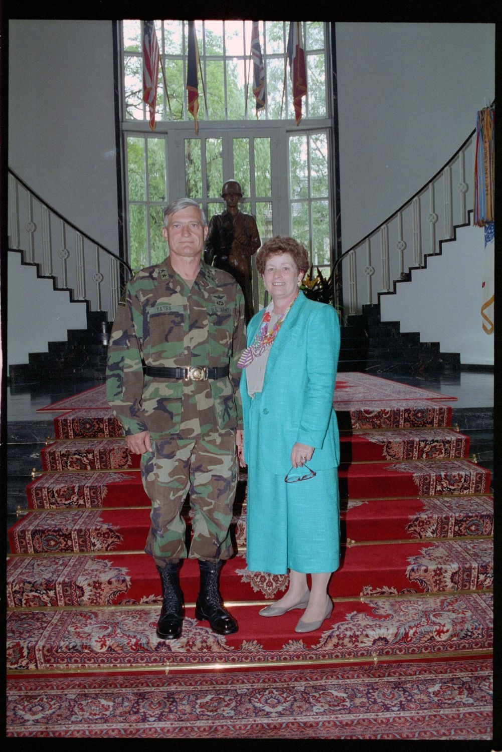 Fotografie: Major General Walter Yates und Ehefrau in den Lucius D. Clay Headquarters in Berlin-Dahlem