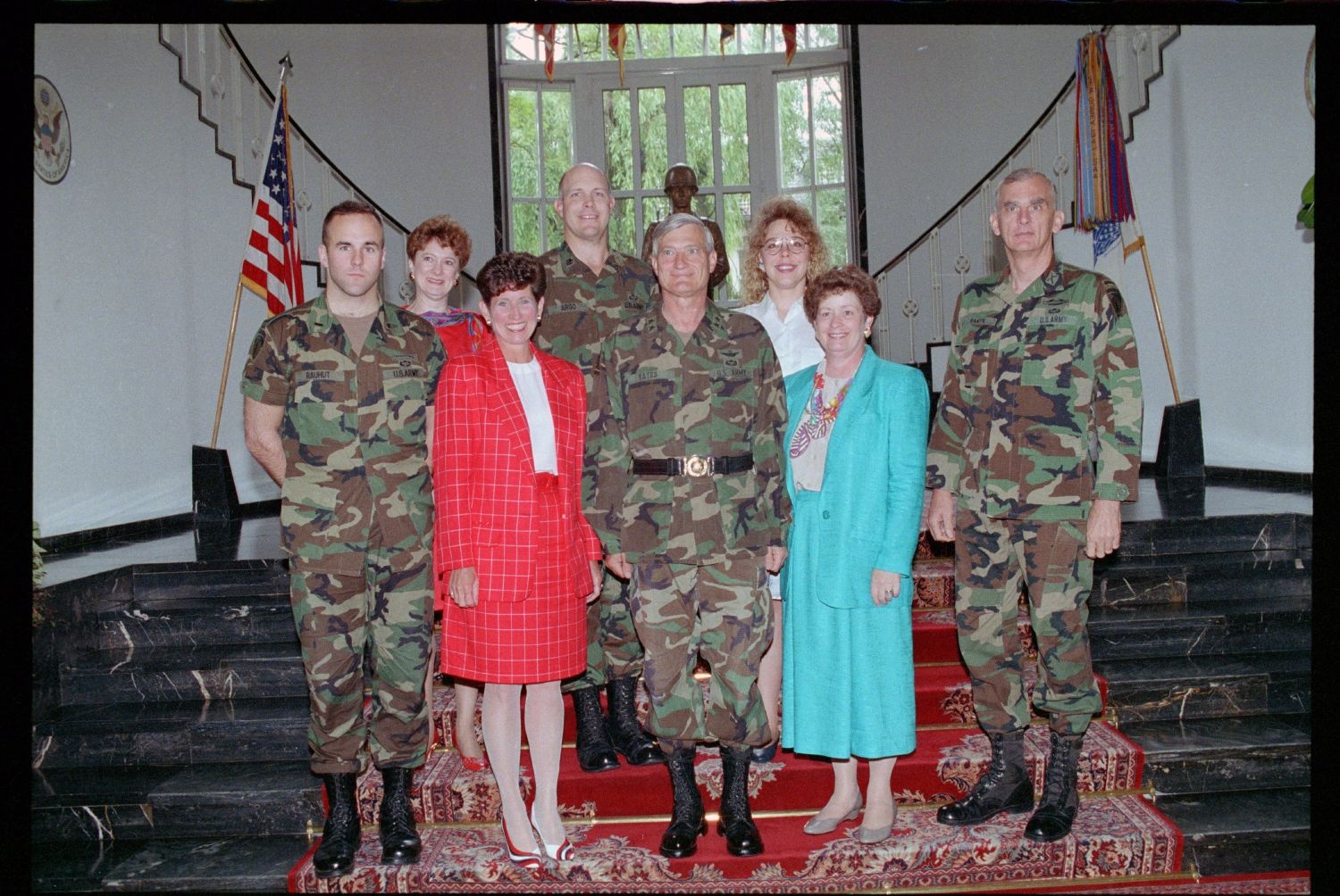 Fotografie: Gruppenfoto mit Major General Walter Yates in den Lucius D. Clay Headquarters in Berlin-Dahlem