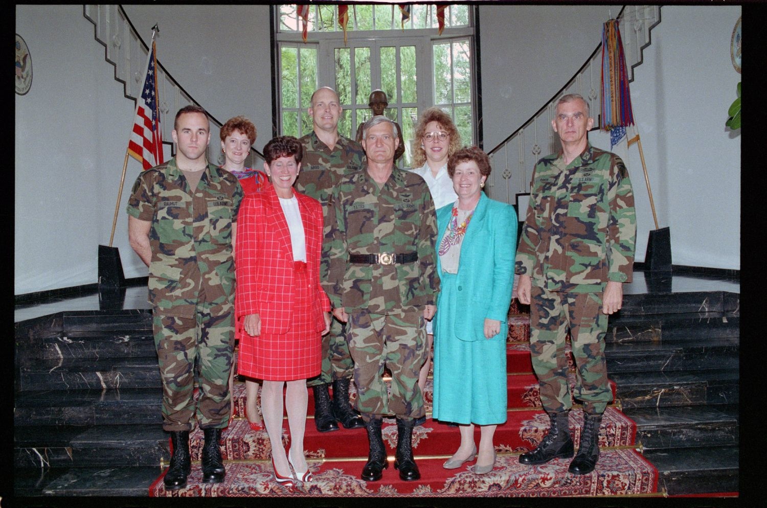 Fotografie: Gruppenfoto mit Major General Walter Yates in den Lucius D. Clay Headquarters in Berlin-Dahlem