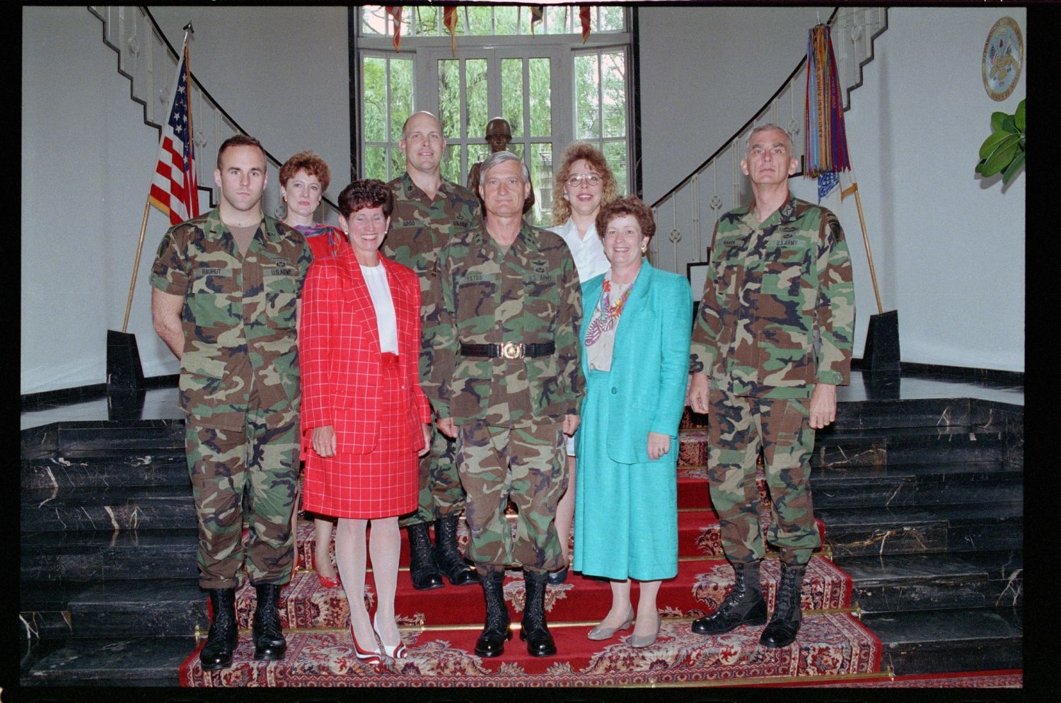 Fotografie: Gruppenfoto mit Major General Walter Yates in den Lucius D. Clay Headquarters in Berlin-Dahlem