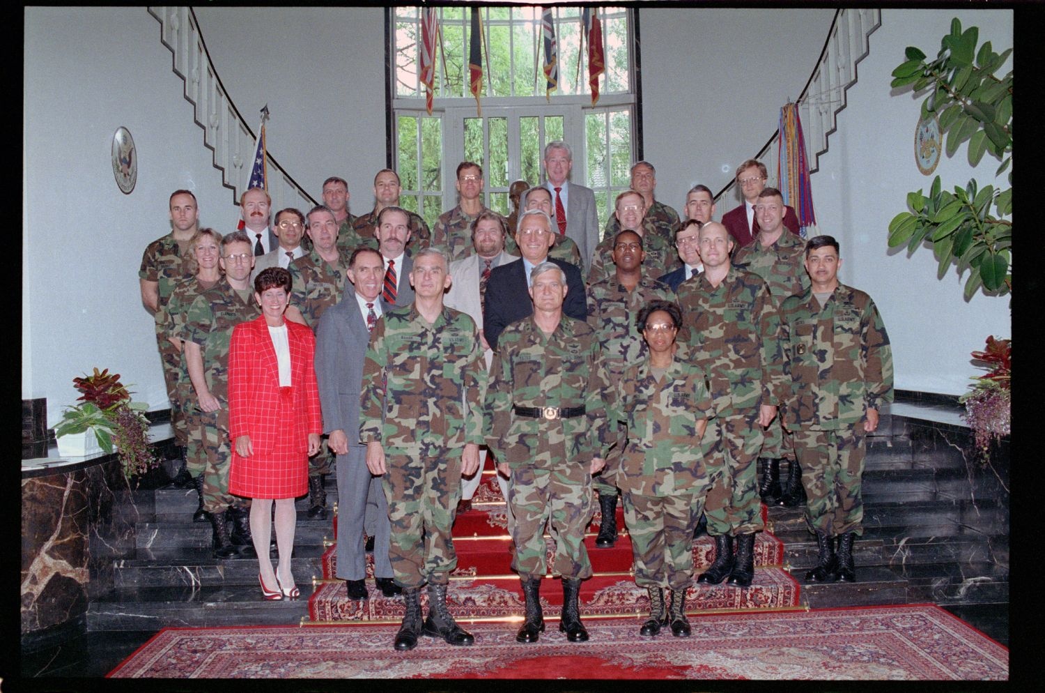 Fotografie: Personal der U.S. Army Berlin beim Gruppenfoto mit Major General Walter Yates in den Lucius D. Clay Headquarters in Berlin-Dahlem