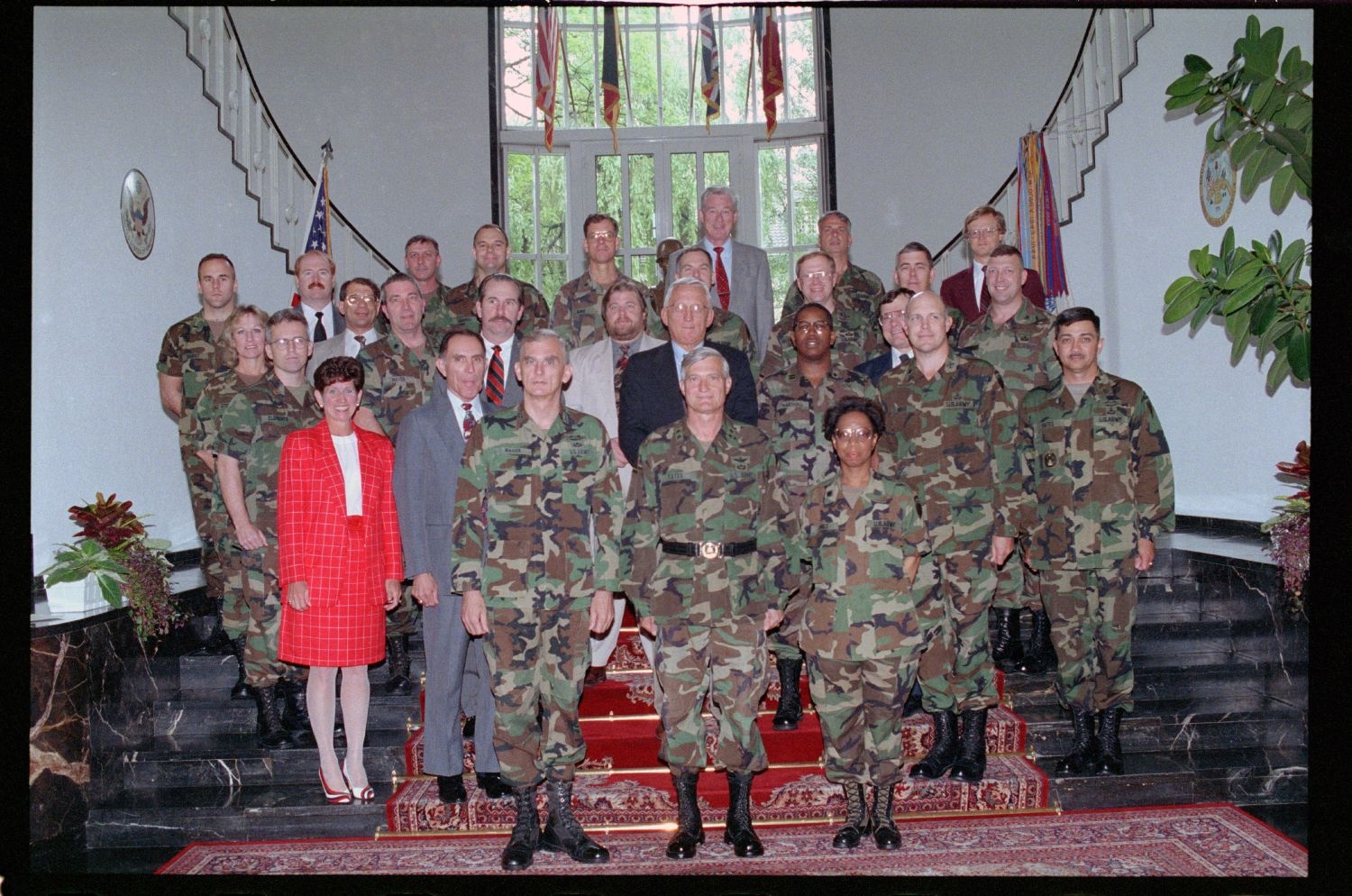 Fotografie: Personal der U.S. Army Berlin beim Gruppenfoto mit Major General Walter Yates in den Lucius D. Clay Headquarters in Berlin-Dahlem