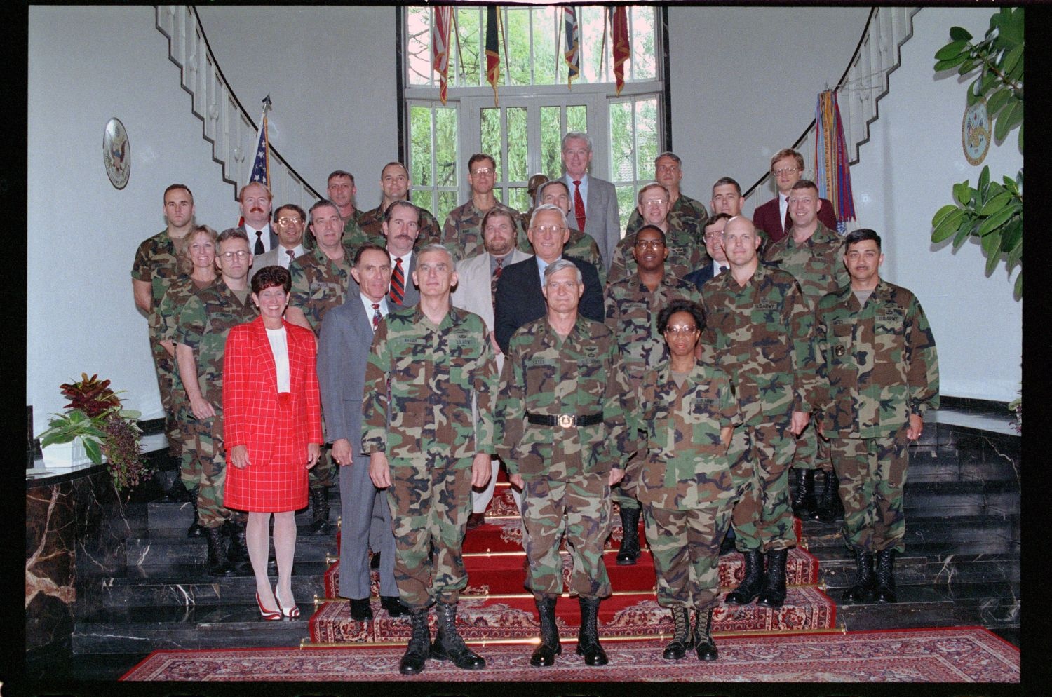Fotografie: Personal der U.S. Army Berlin beim Gruppenfoto mit Major General Walter Yates in den Lucius D. Clay Headquarters in Berlin-Dahlem