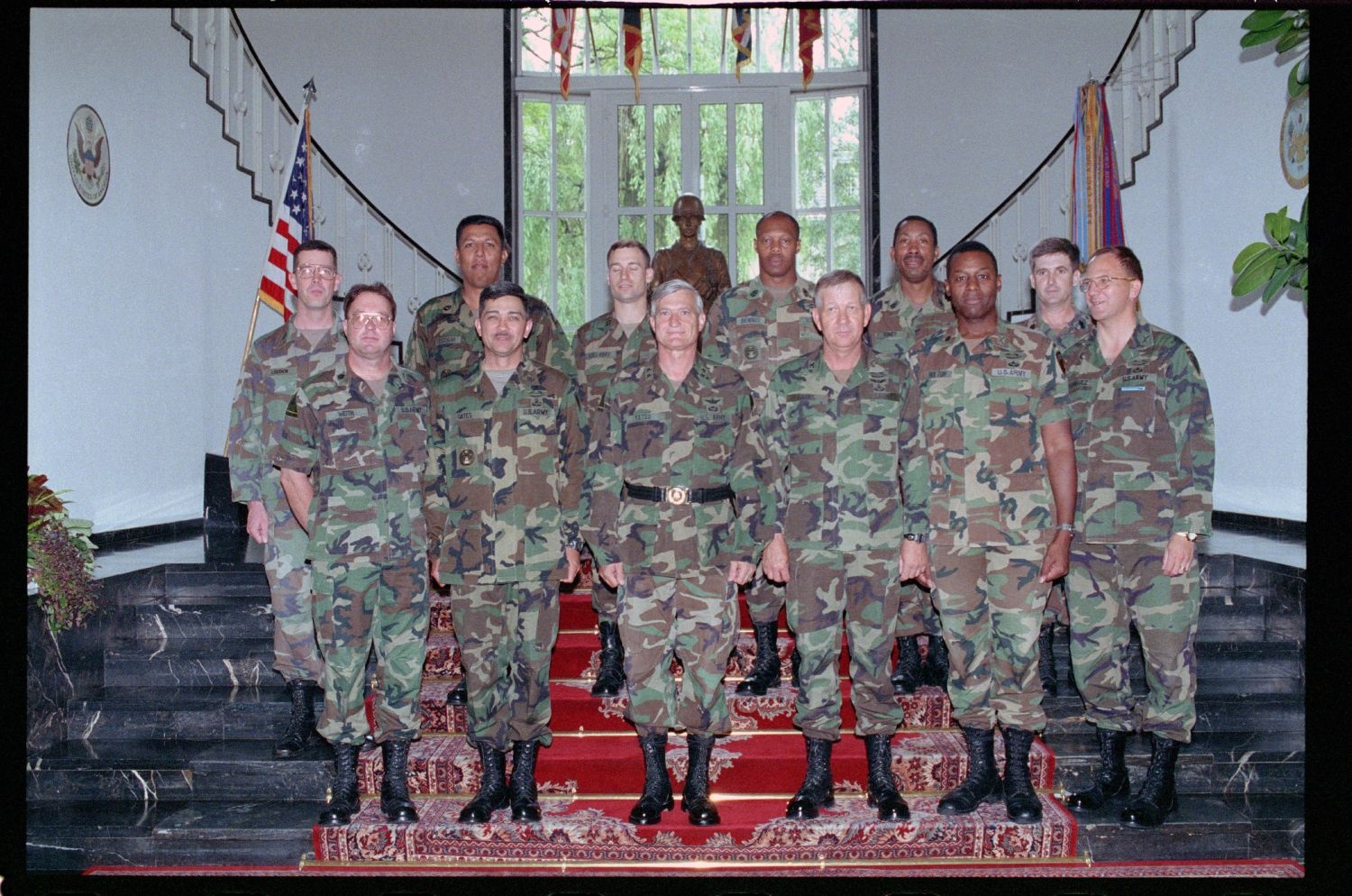 Fotografie: Gruppenfoto mit Major General Walter Yates in den Lucius D. Clay Headquarters in Berlin-Dahlem