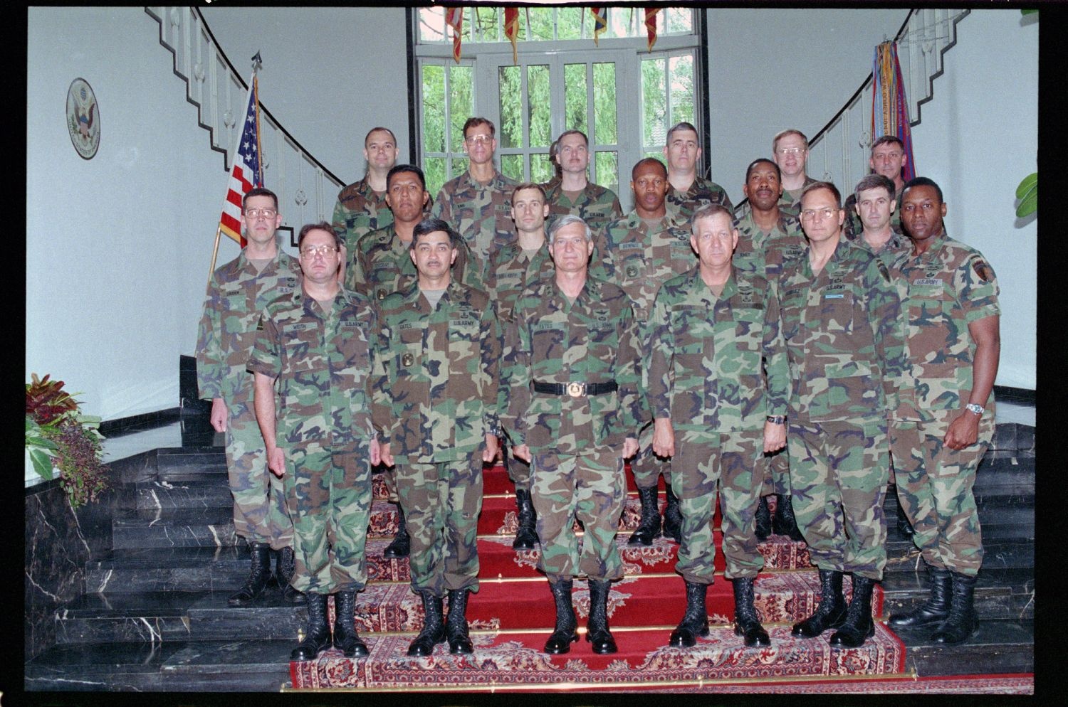 Fotografie: Gruppenfoto mit Major General Walter Yates in den Lucius D. Clay Headquarters in Berlin-Dahlem