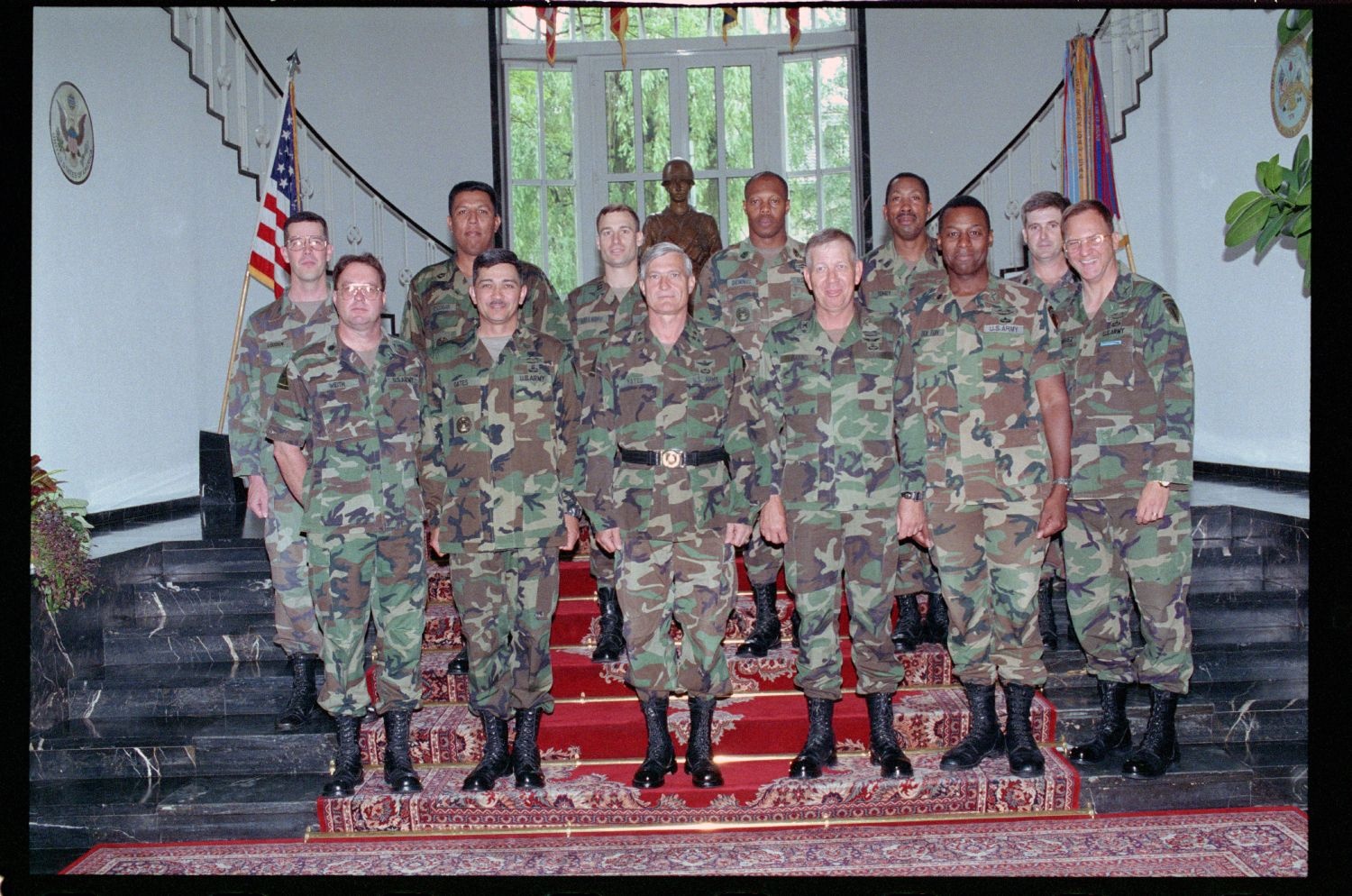 Fotografie: Gruppenfoto mit Major General Walter Yates in den Lucius D. Clay Headquarters in Berlin-Dahlem