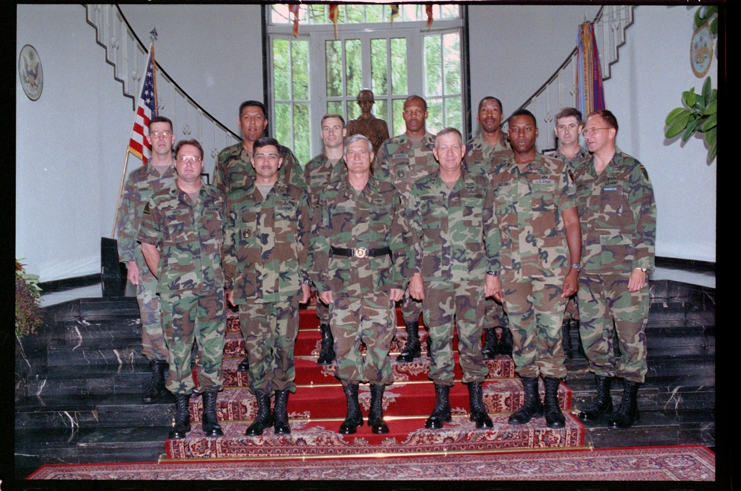 Fotografie: Gruppenfoto mit Major General Walter Yates in den Lucius D. Clay Headquarters in Berlin-Dahlem