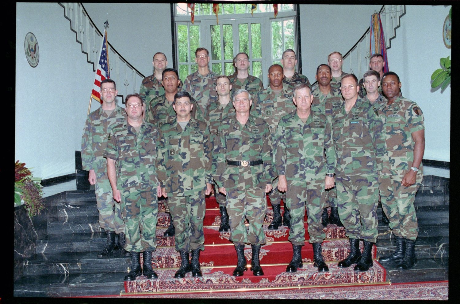 Fotografie: Gruppenfoto mit Major General Walter Yates in den Lucius D. Clay Headquarters in Berlin-Dahlem