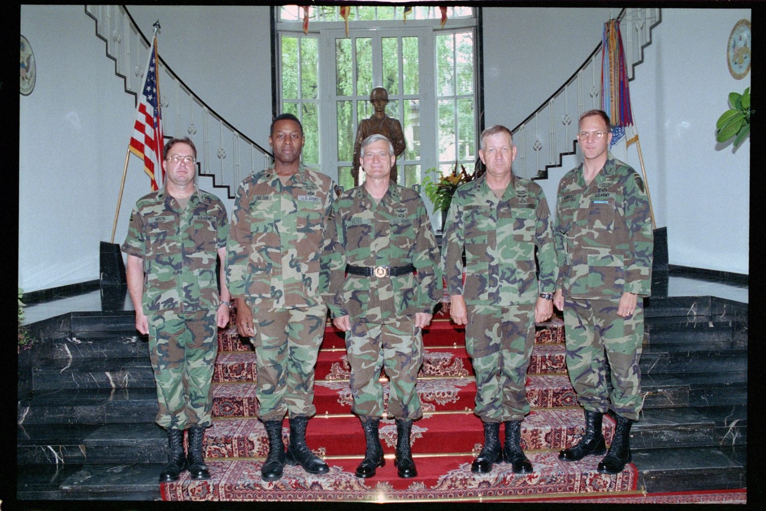 Fotografie: Gruppenfoto mit Major General Walter Yates in den Lucius D. Clay Headquarters in Berlin-Dahlem