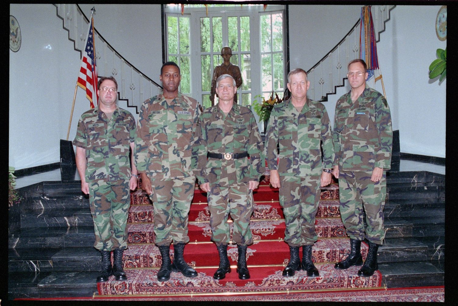 Fotografie: Gruppenfoto mit Major General Walter Yates in den Lucius D. Clay Headquarters in Berlin-Dahlem