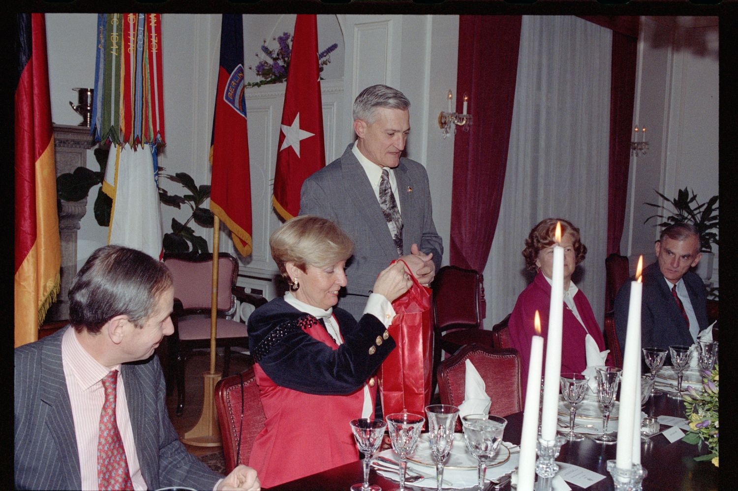 Fotografie: Dinner für Général Roger Gosset in der Residenz von Major General Walter Yates in Berlin-Dahlem