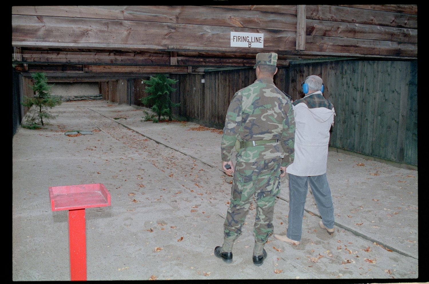 Fotografie: Besucher auf dem Schießplatz Rose Range der U.S. Army Berlin in Berlin-Wannsee