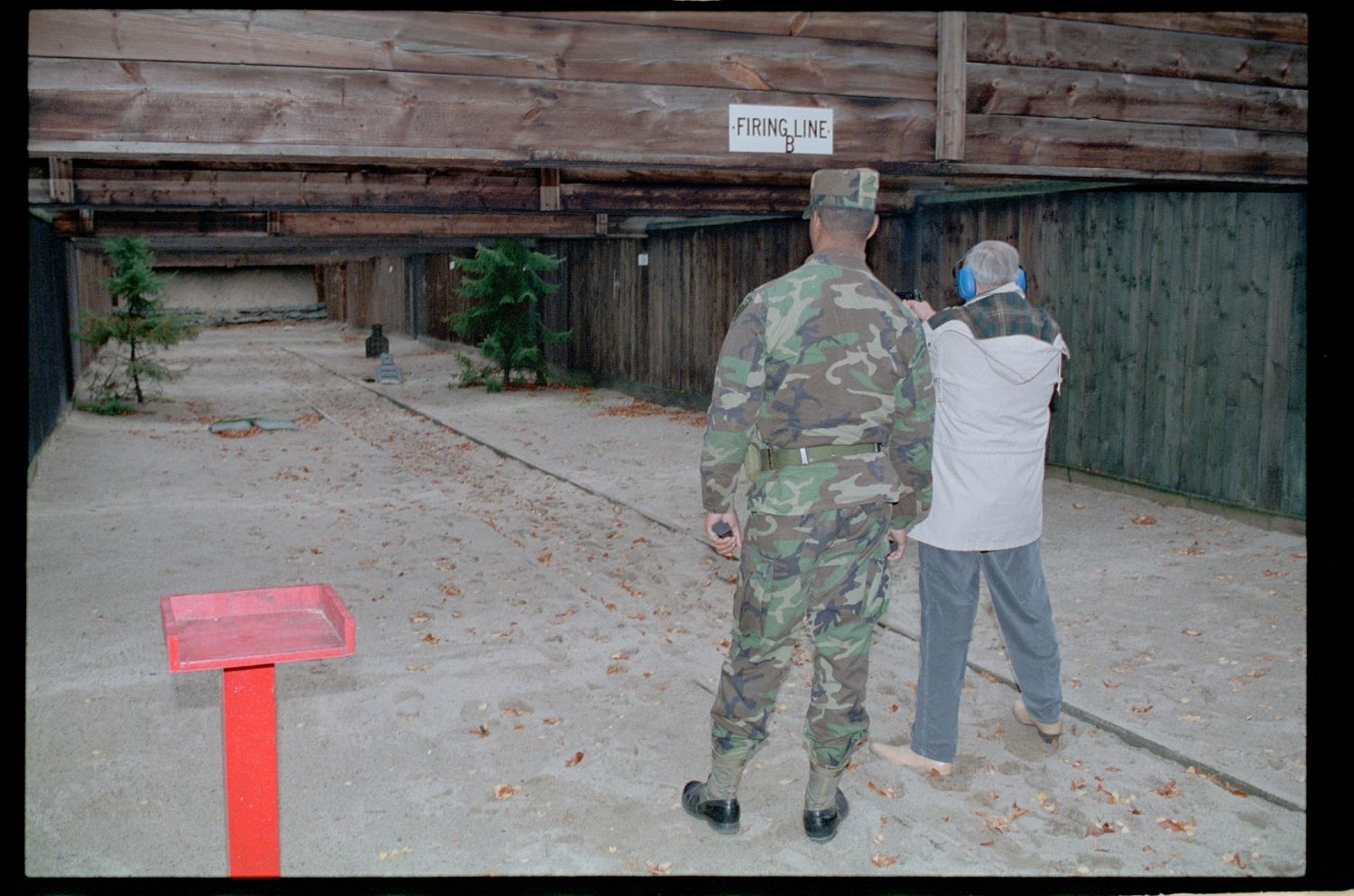 Fotografie: Besucher auf dem Schießplatz Rose Range der U.S. Army Berlin in Berlin-Wannsee