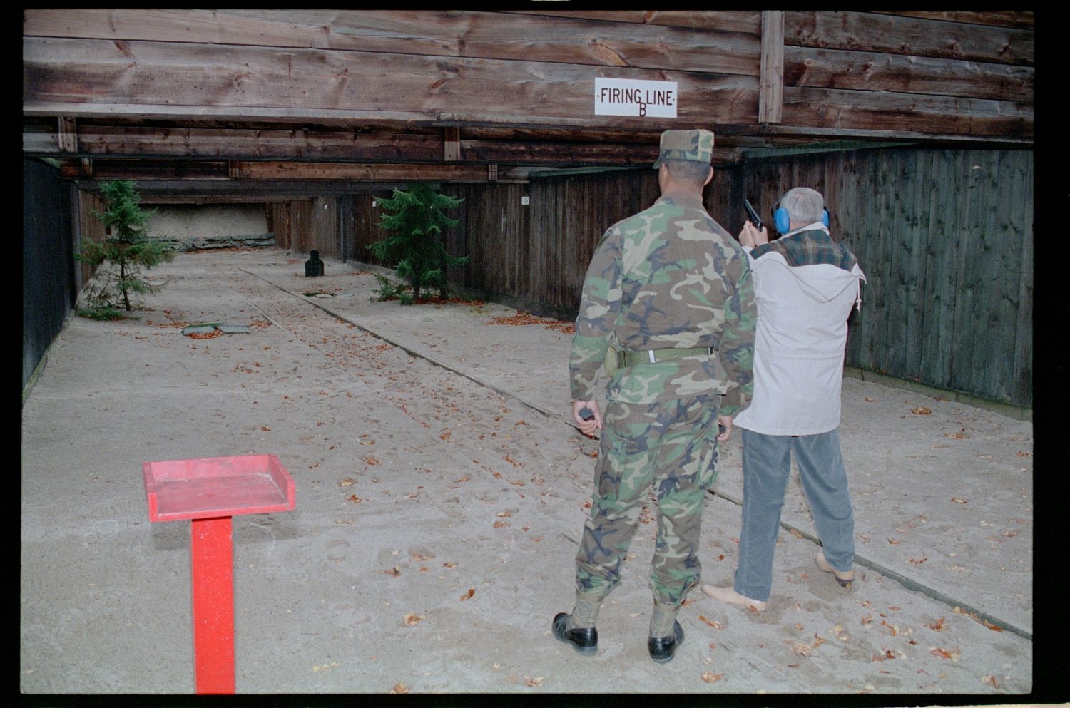 Fotografie: Besucher auf dem Schießplatz Rose Range der U.S. Army Berlin in Berlin-Wannsee