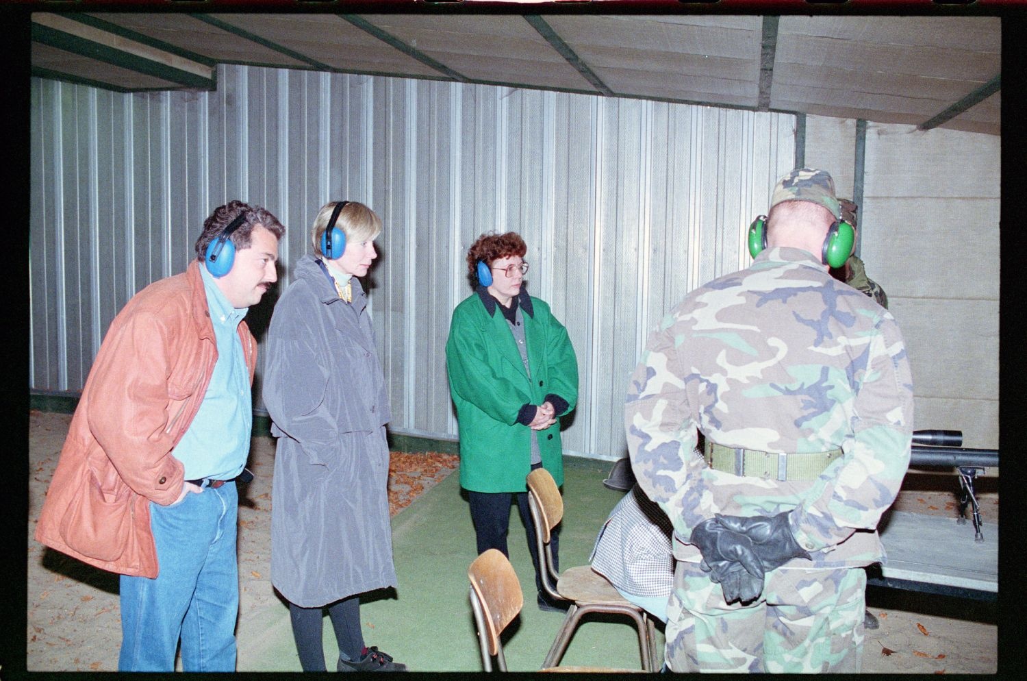 Fotografie: Besucher auf dem Schießplatz Rose Range der U.S. Army Berlin in Berlin-Wannsee