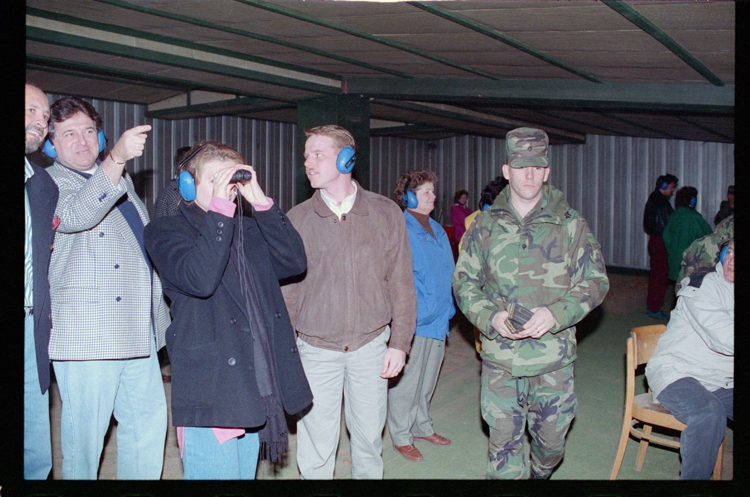 Fotografie: Besucher auf dem Schießplatz Rose Range der U.S. Army Berlin in Berlin-Wannsee