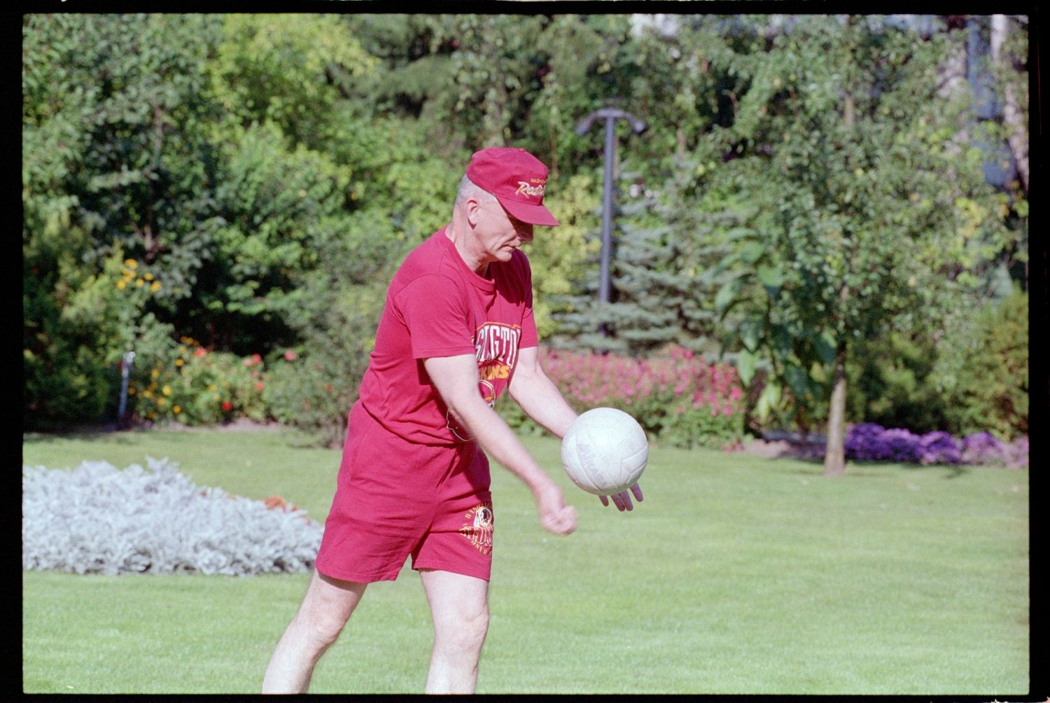 Fotografie: Volleyballspiel in der Residenz von Major General Walter Yates in Berlin-Dahlem