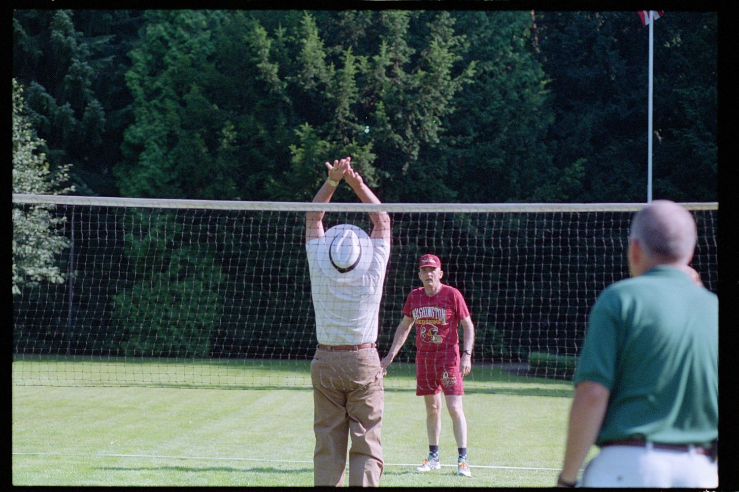 Fotografie: Volleyballspiel in der Residenz von Major General Walter Yates in Berlin-Dahlem