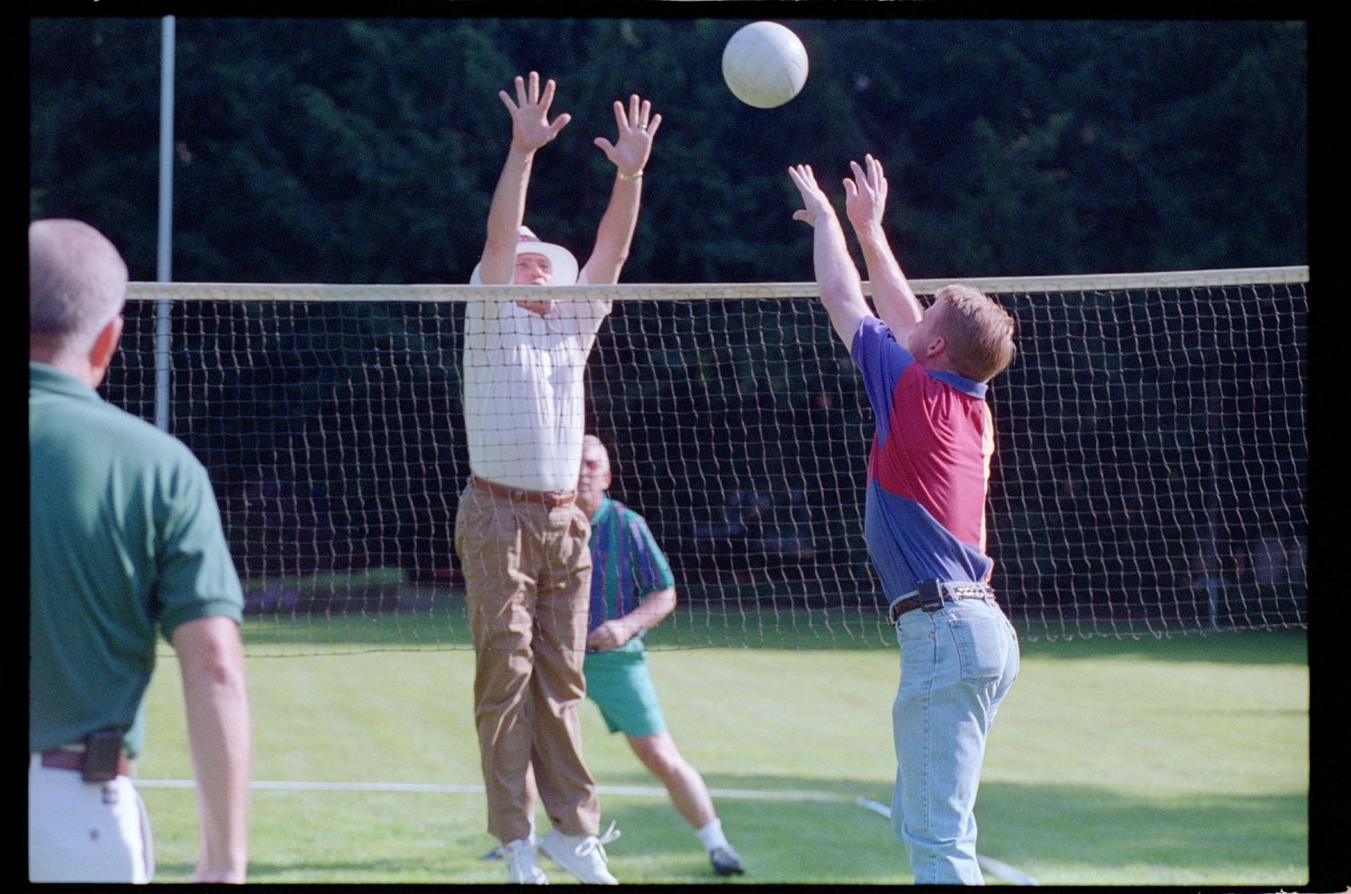 Fotografie: Volleyballspiel in der Residenz von Major General Walter Yates in Berlin-Dahlem