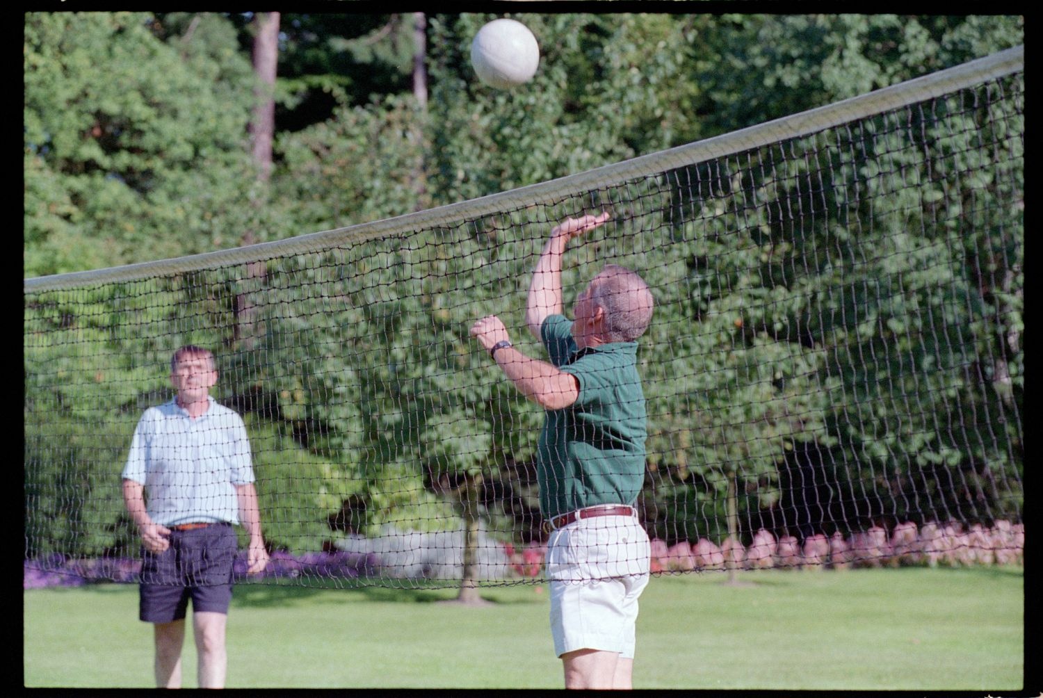 Fotografie: Volleyballspiel in der Residenz von Major General Walter Yates in Berlin-Dahlem