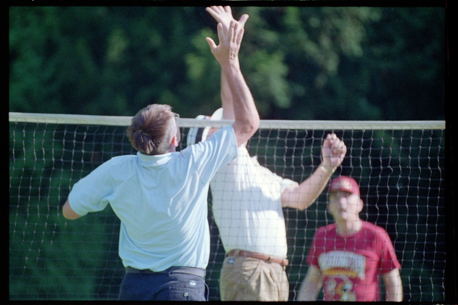 Fotografie: Volleyballspiel in der Residenz von Major General Walter Yates in Berlin-Dahlem