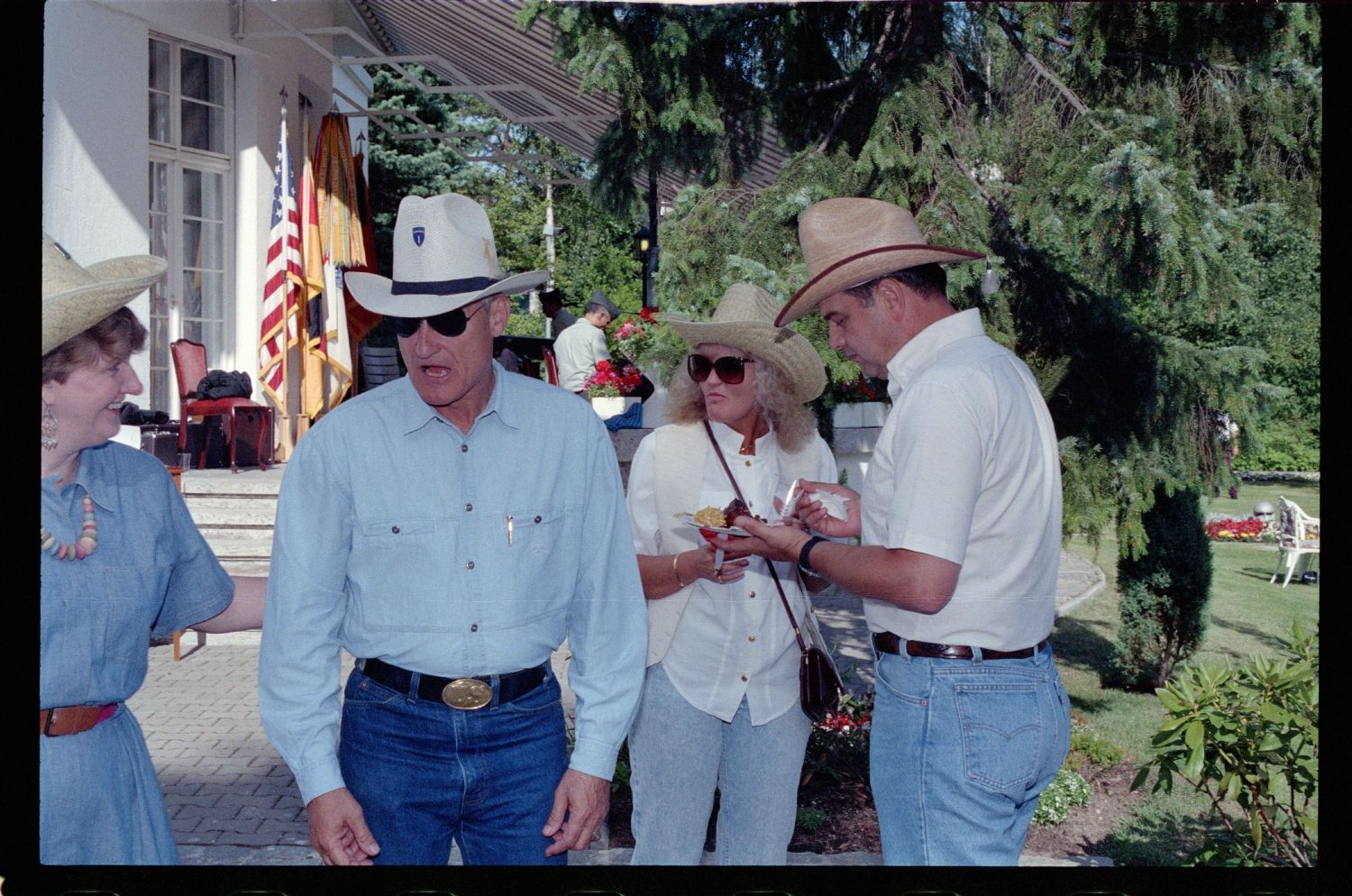 Fotografie: Barbecue bei Brigadier General Walter Yates, Commander U.S. Army Berlin, in Berlin-Dahlem