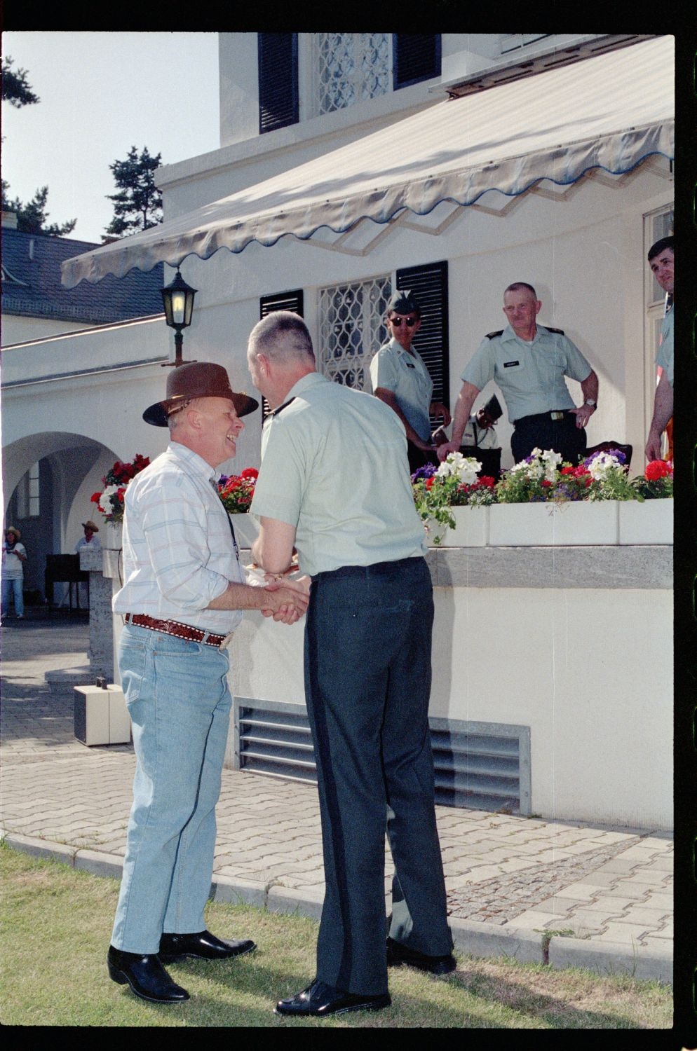 Fotografie: Barbecue bei Brigadier General Walter Yates, Commander U.S. Army Berlin, in Berlin-Dahlem