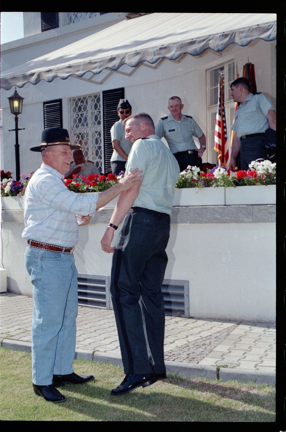 Fotografie: Barbecue bei Brigadier General Walter Yates, Commander U.S. Army Berlin, in Berlin-Dahlem