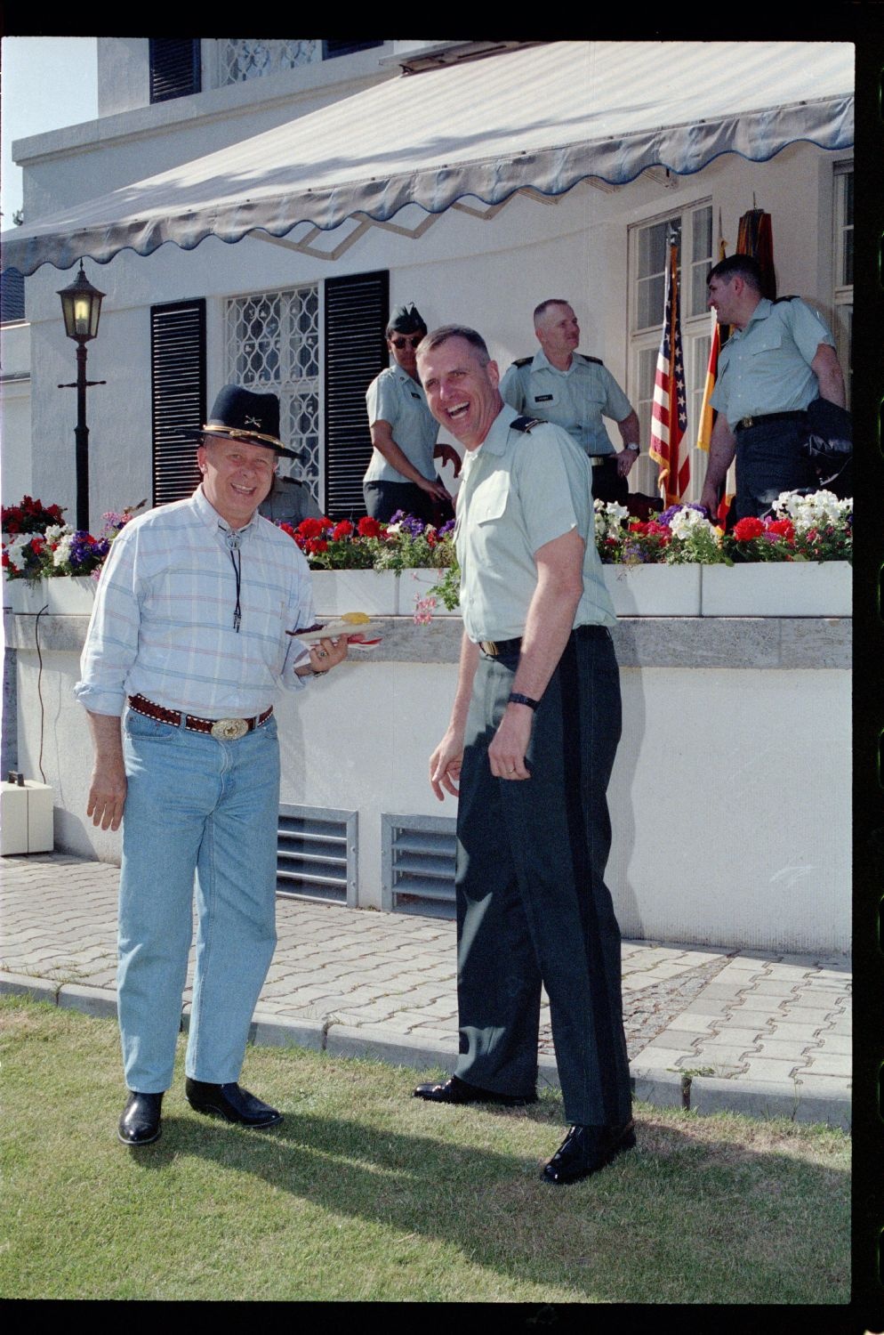 Fotografie: Barbecue bei Brigadier General Walter Yates, Commander U.S. Army Berlin, in Berlin-Dahlem