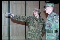 Fotografie: Besuch von Offizieren der russischen Berlin Brigade auf dem Schießplatz Rose Range der U.S. Army Berlin in Berlin-Wannsee