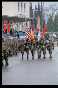 Fotografie: Verleihung des Fahnenbandes der Bundesrepublik Deutschland an Einheiten der U.S. Army Berlin in Berlin-Lichterfelde