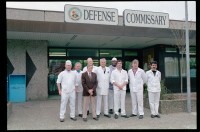 Fotografie: Angestellte des Defense Commissary im Einkaufszentrum Truman Plaza in Berlin-Dahlem