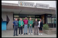 Fotografie: Angestellte des Defense Commissary im Einkaufszentrum Truman Plaza in Berlin-Dahlem