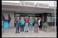 Fotografie: Angestellte des Defense Commissary im Einkaufszentrum Truman Plaza in Berlin-Dahlem