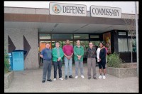 Fotografie: Angestellte des Defense Commissary im Einkaufszentrum Truman Plaza in Berlin-Dahlem