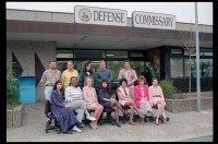 Fotografie: Angestellte des Defense Commissary im Einkaufszentrum Truman Plaza in Berlin-Dahlem