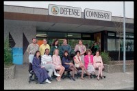 Fotografie: Angestellte des Defense Commissary im Einkaufszentrum Truman Plaza in Berlin-Dahlem